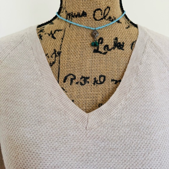 GAP Champagne Oatmeal Waffle Textured Merino Wool Womens V Neck Sweater Sz XS - Picture 2 of 7